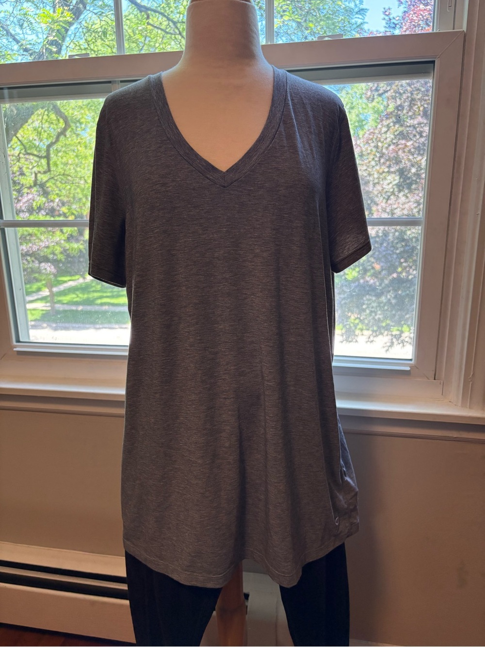 GAP Fit Gray Athleisure V-Neck Short Sleeve Tee, *XL Tall* (EUC)